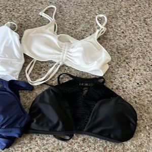 4 swim suit tops and 2 bottoms.Cupshe bottom in red, white and blue is a medium.